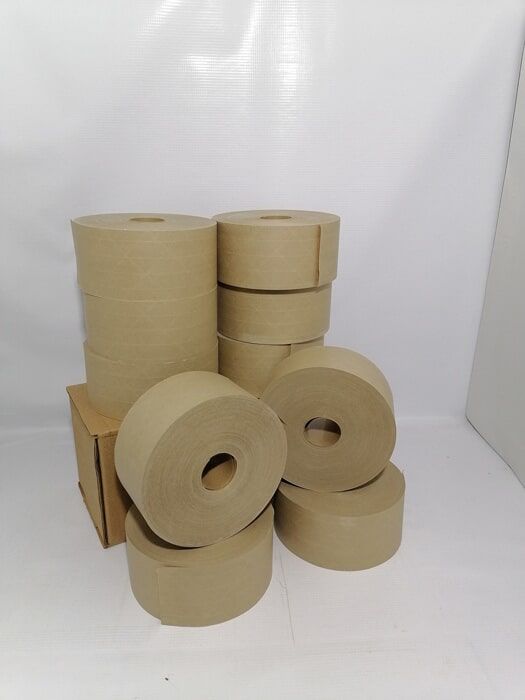 Varios rollos de papel marrón están apilados uno encima del otro