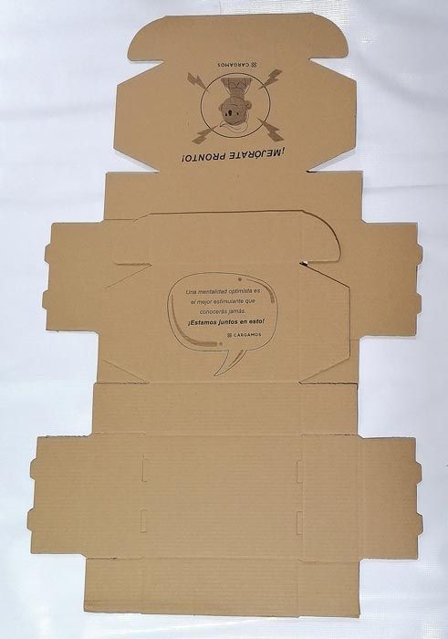 Una caja de cartón con una calavera y tibias cruzadas