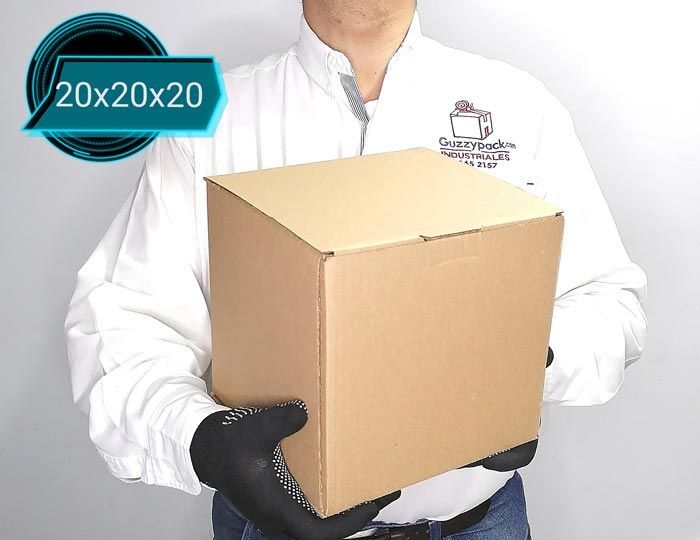 Un hombre sostiene una caja de cartón de 20x20x20