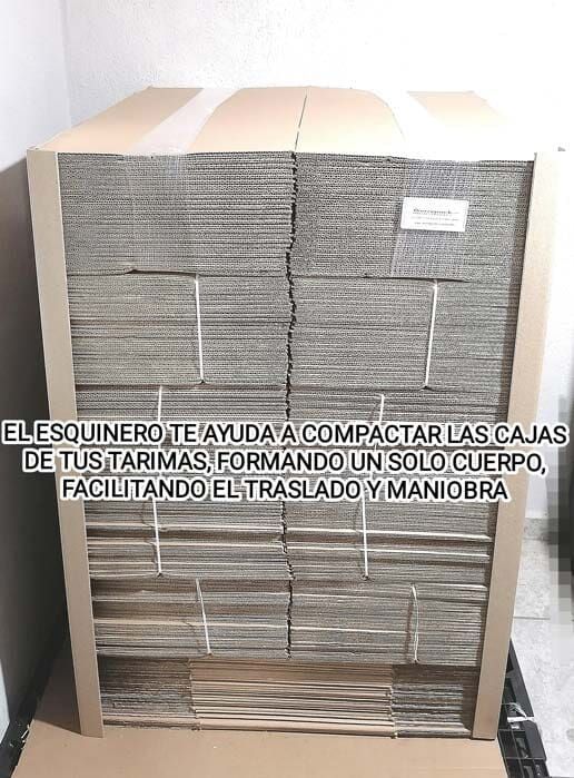 Una pila de cajas de cartón una encima de la otra.