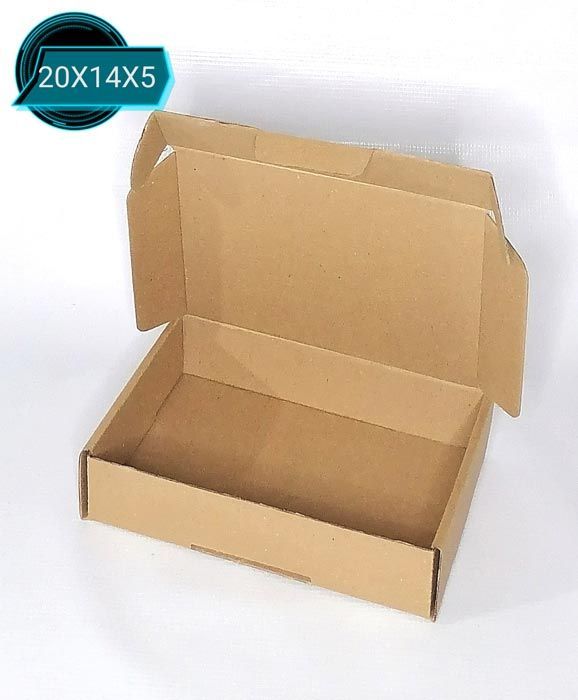Una caja de cartón con la tapa abierta está colocada sobre una superficie blanca.