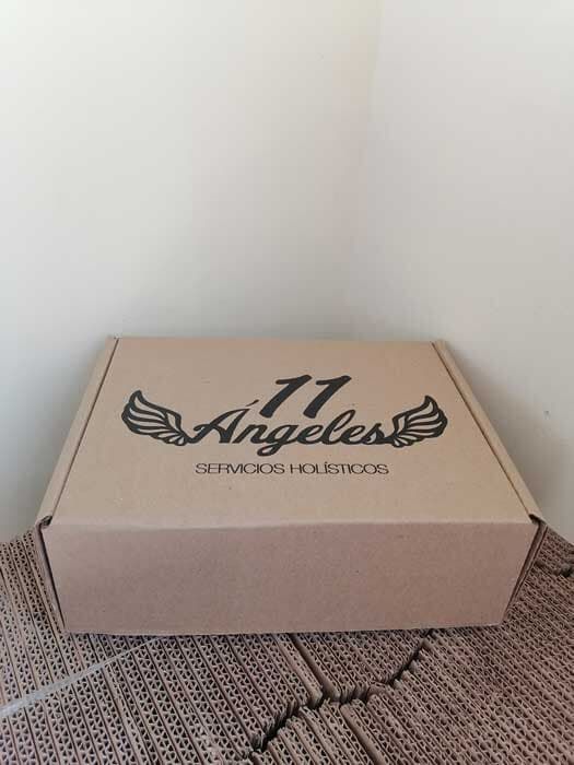 Una caja de cartón con la palabra ángeles