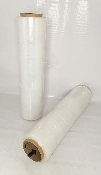 Dos rollos de plástico están uno al lado del otro sobre una superficie blanca.