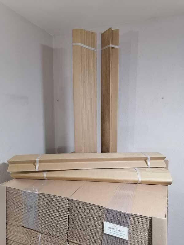 Un montón de cajas de cartón apiladas unas encima de otras en una habitación.