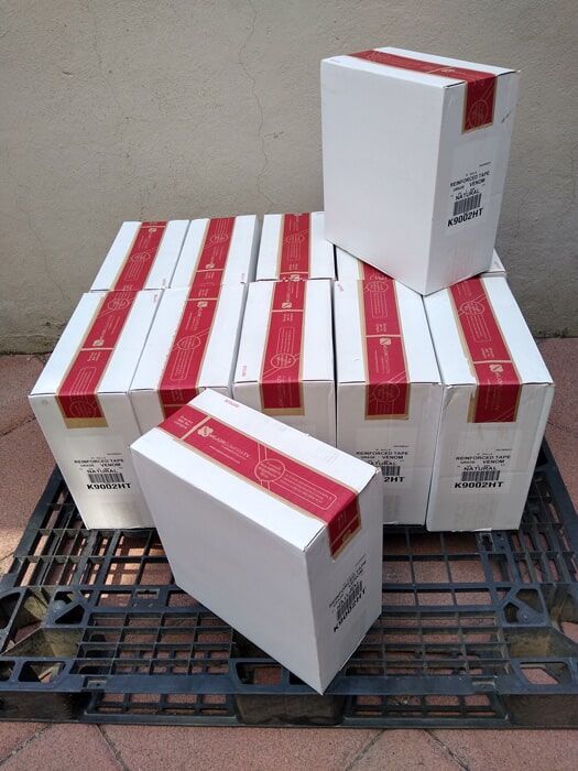 Un montón de cajas están apiladas una encima de otra en una plataforma