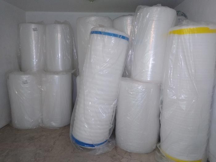 Una habitación llena de rollos de plástico de burbujas envueltos en plástico.