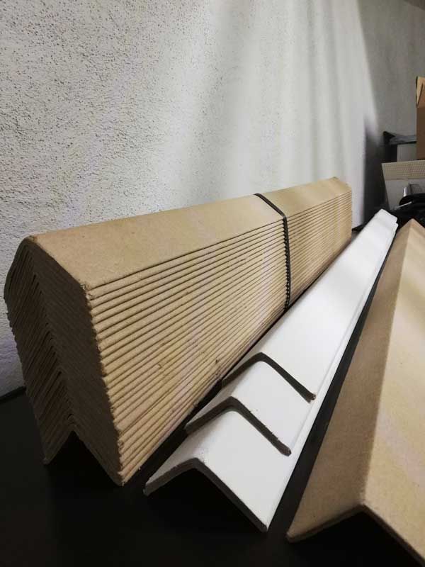Una pila de protectores de esquinas de cartón sobre una mesa