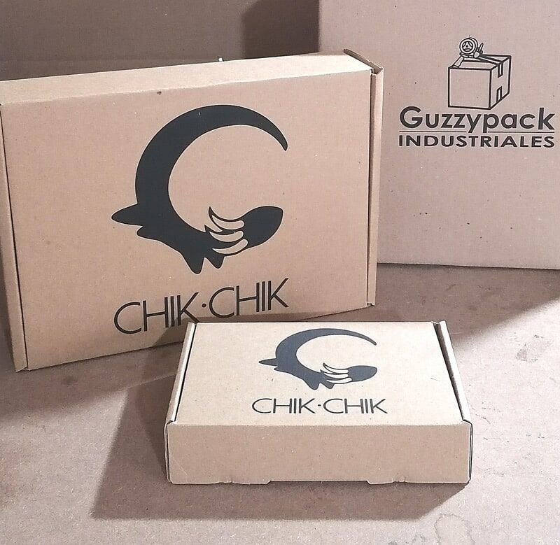 Una caja de cartón que dice chik-chik