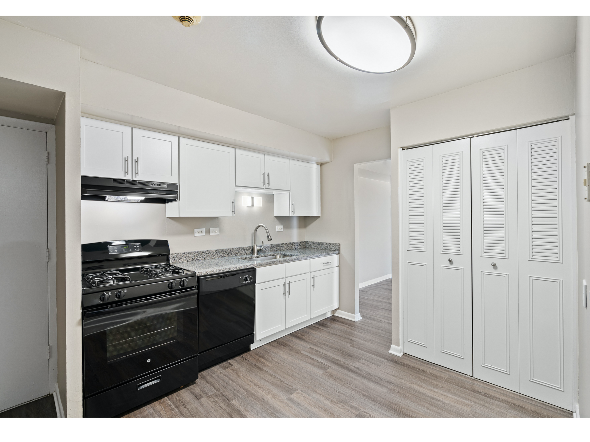 Spacious Kitchen |  Apartments for Rent in Woodridge, Illinois | The Townhomes at Highcrest