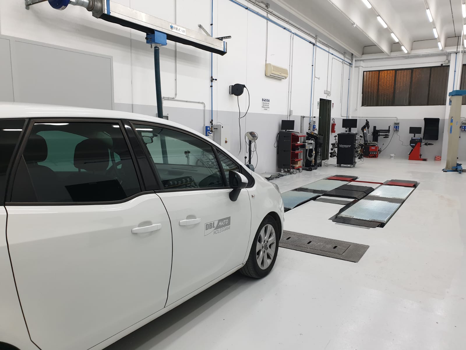 Un'auto bianca è parcheggiata in un garage.