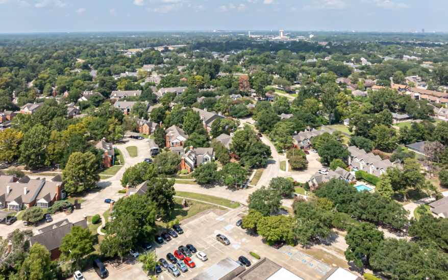 Photo of city skyline and river