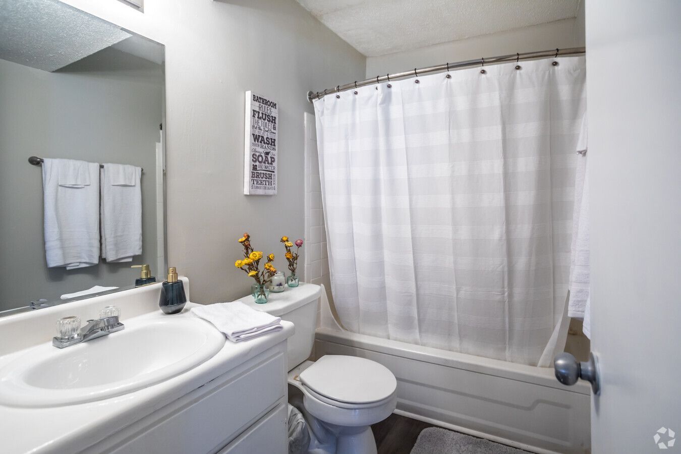 Photo of the bathroom showing a shower/tub combo