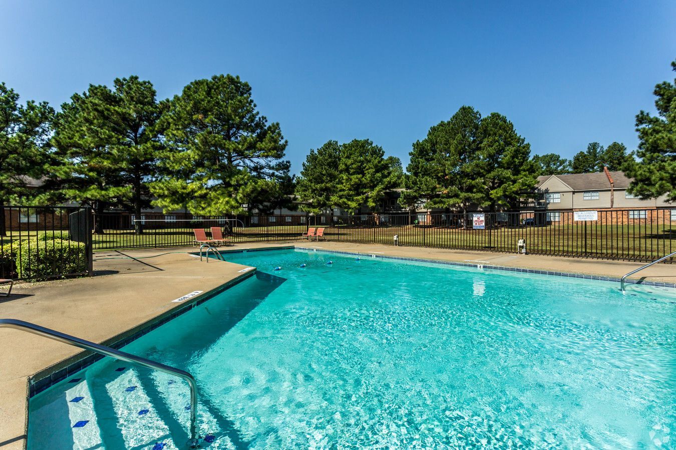 Photo of the pool seen by the entrance steps