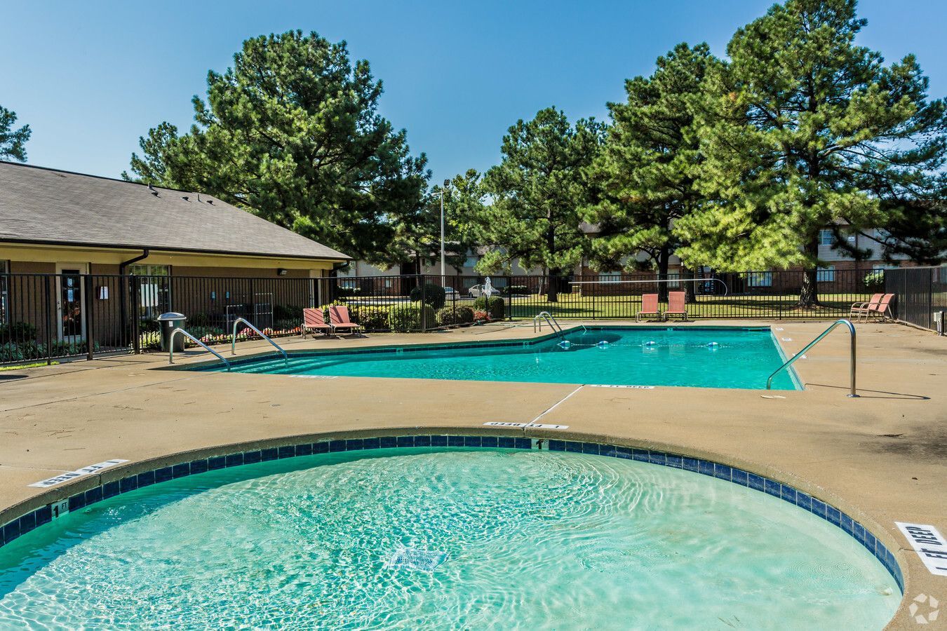 Photo of the jacuzzi with the pool in the background
