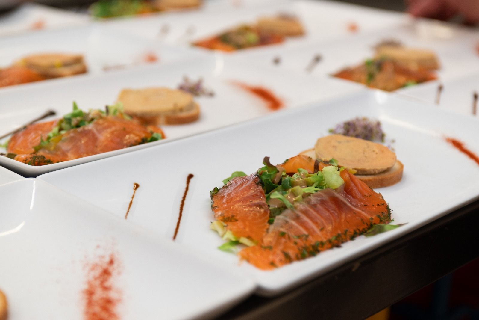 Un gros plan d'une assiette de nourriture sur une table