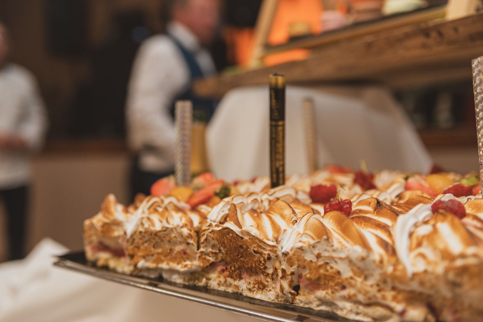 Un gros plan d'un plateau de desserts sur une table.