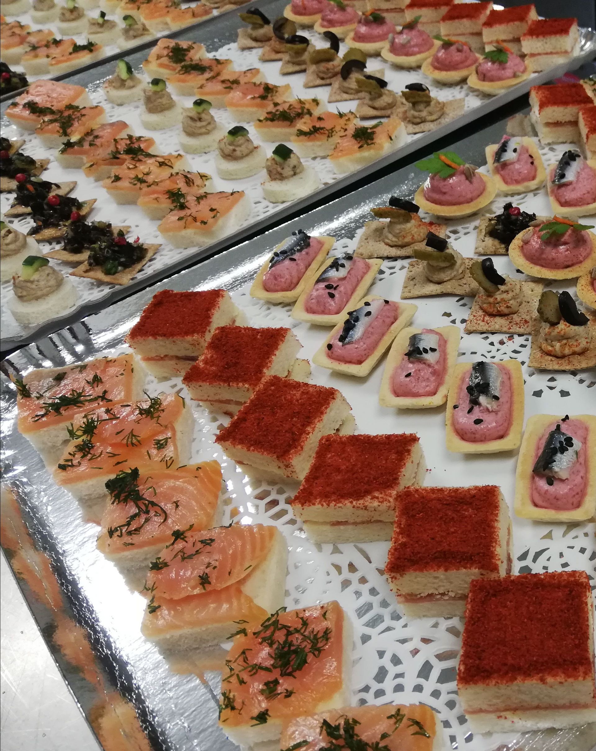 Un plateau de nourriture avec beaucoup de types d'aliments différents dessus