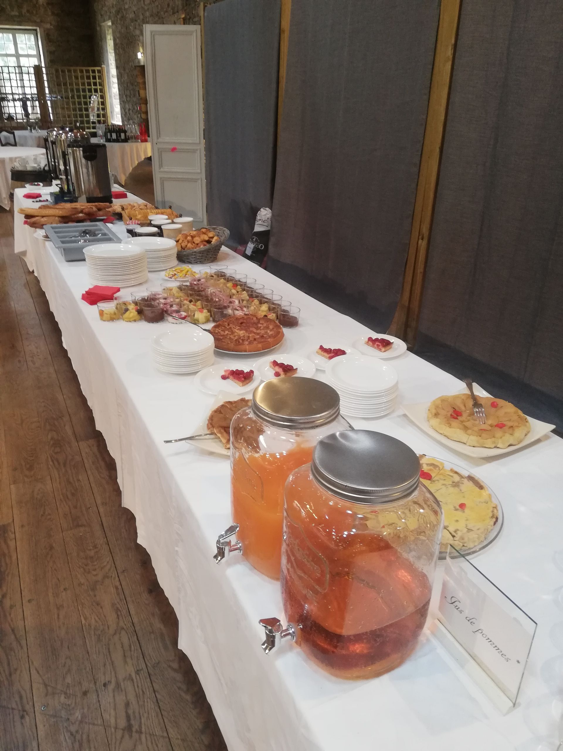 Une longue table de buffet avec beaucoup de nourriture et de boissons