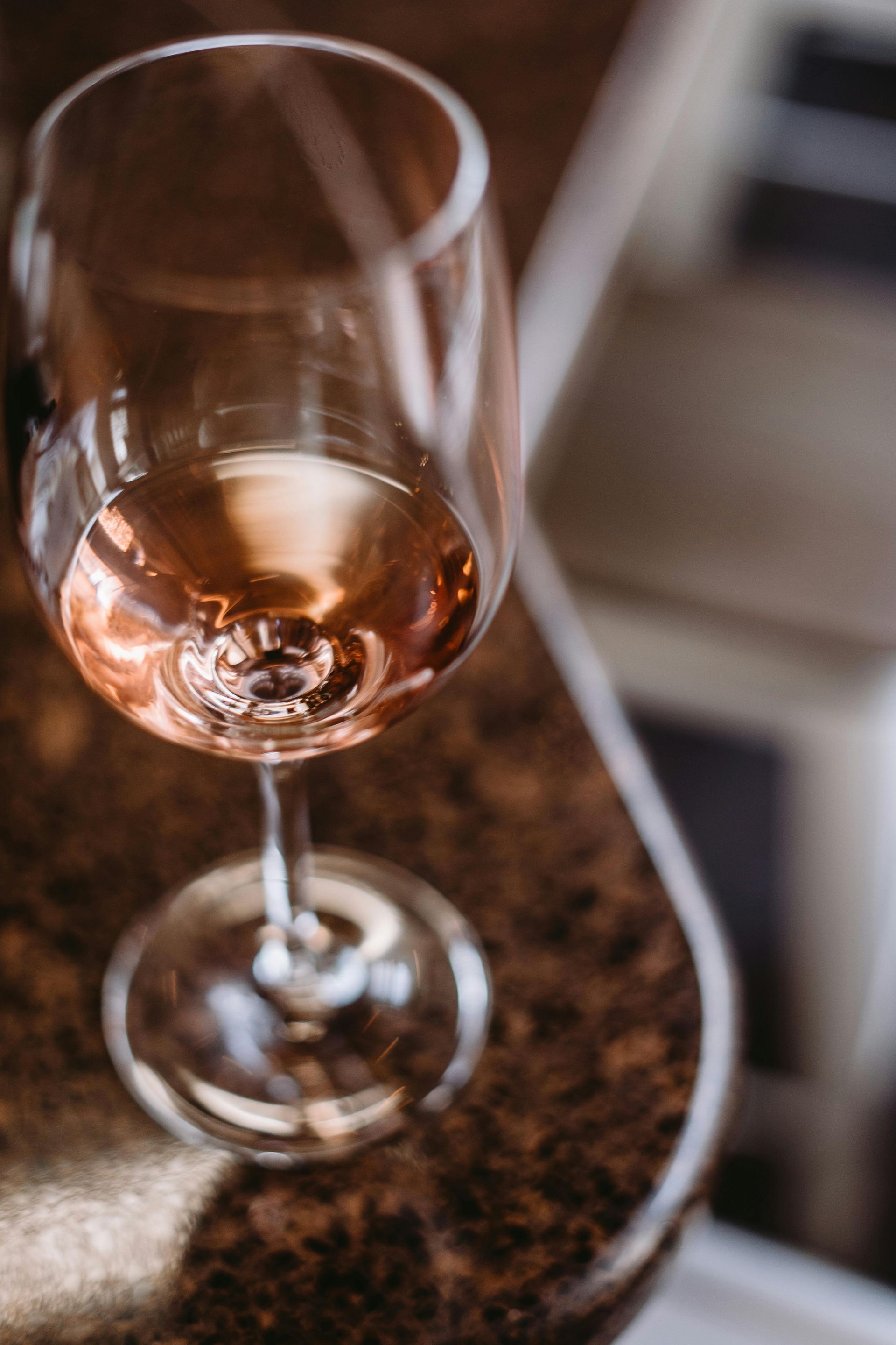 Un verre de vin est posé sur une table.