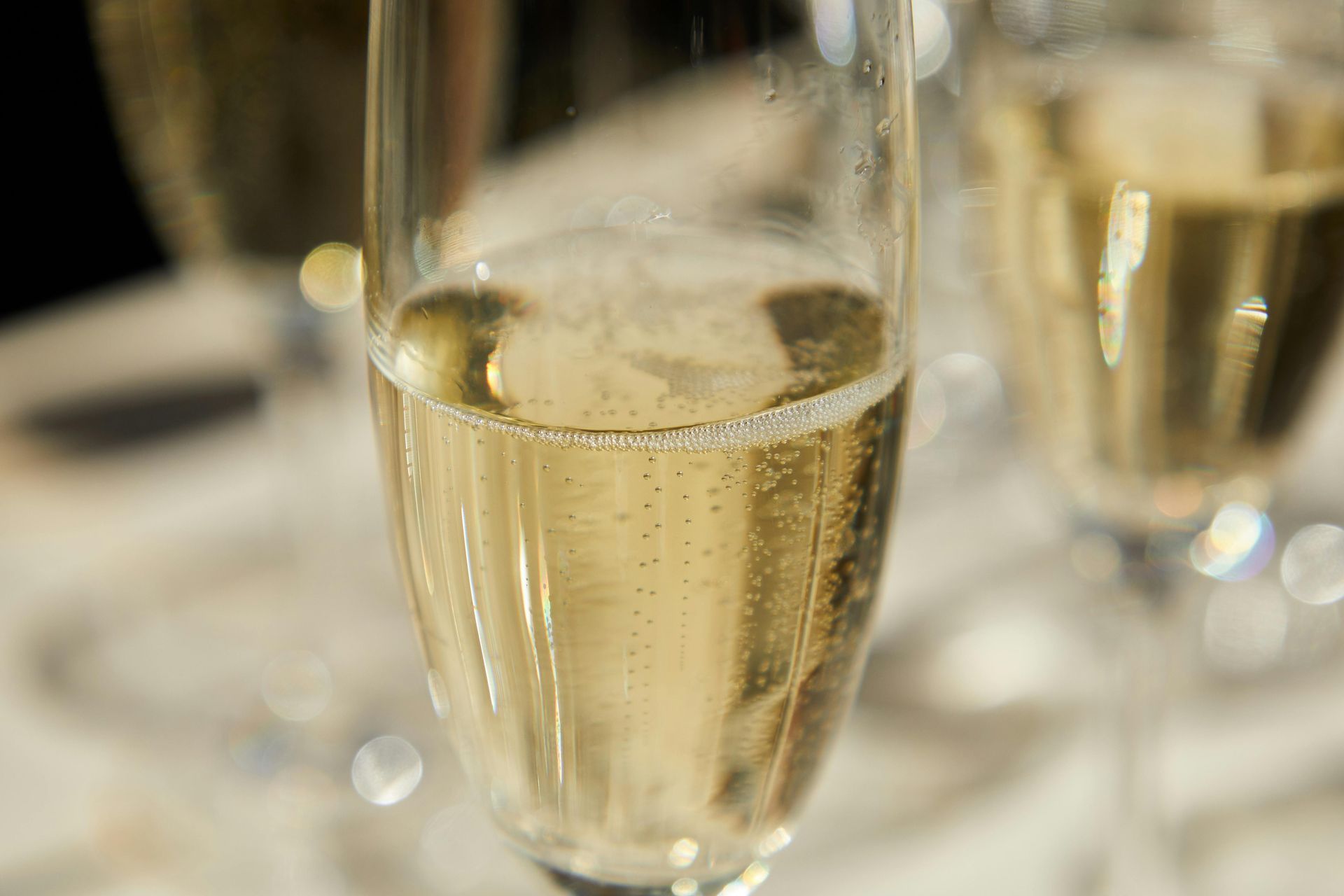Un gros plan d'une coupe de champagne sur une table.