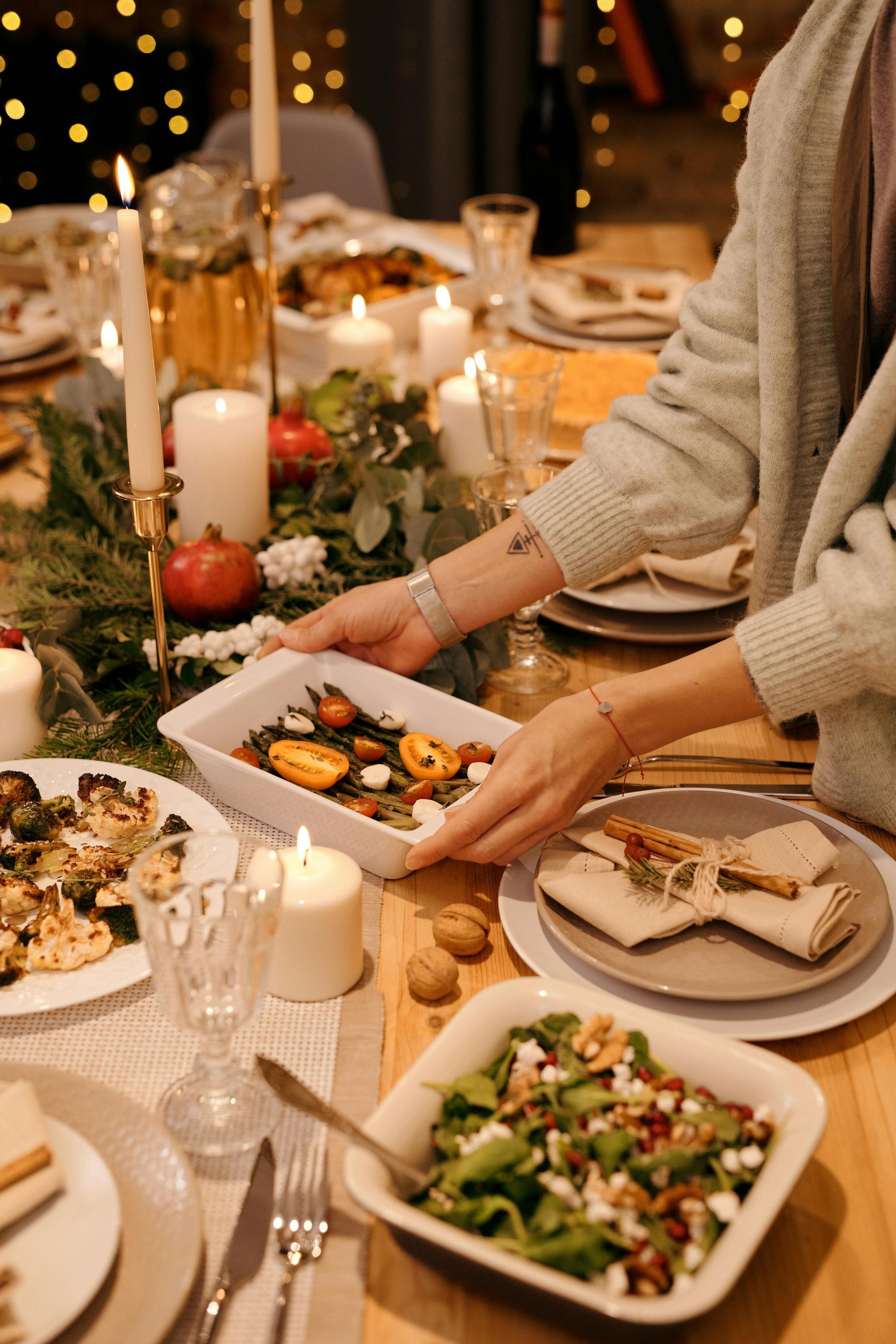 Une femme sert de la nourriture à une table de dîner de Noël.