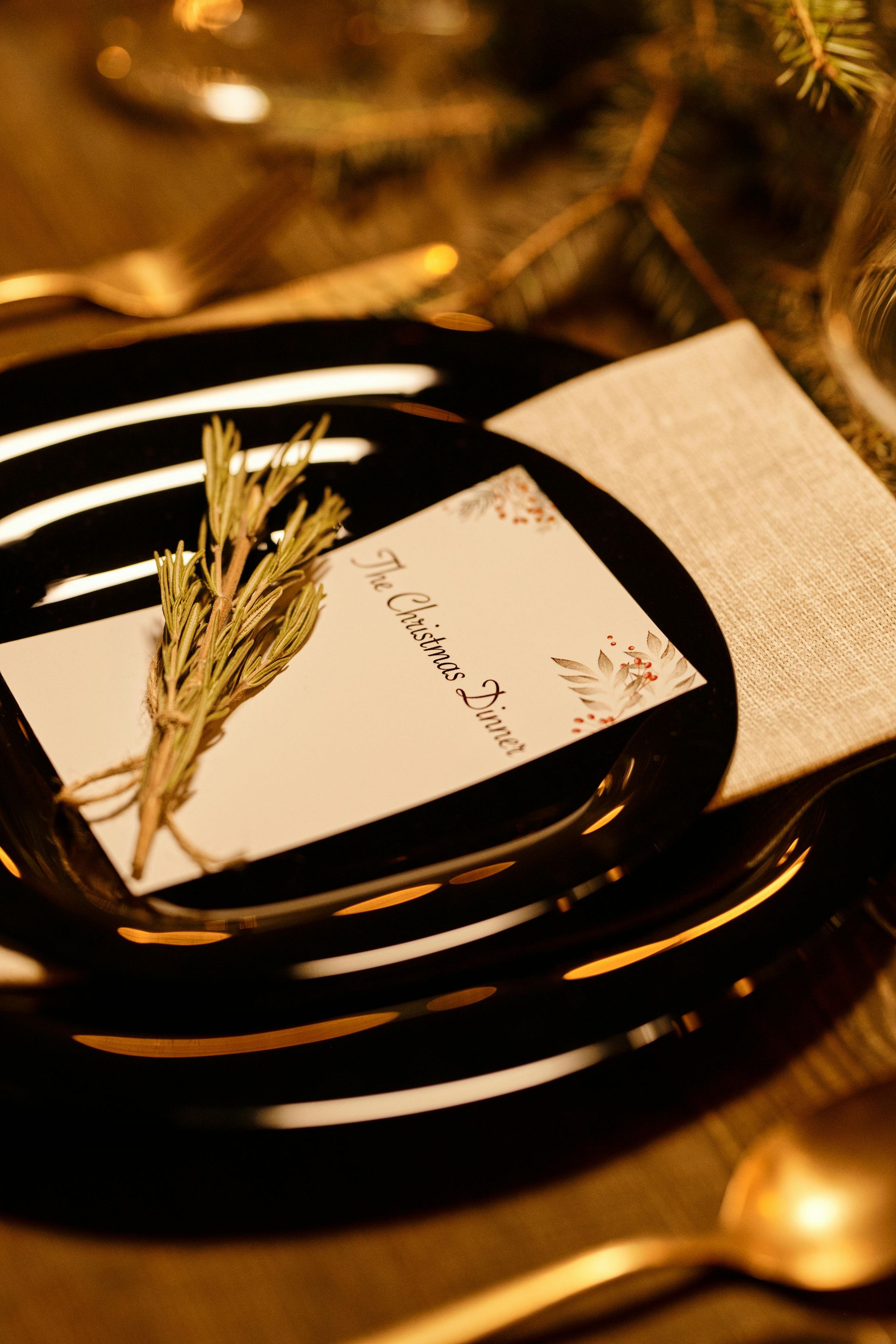 Un couvert avec des assiettes, des ustensiles et une serviette sur une table.