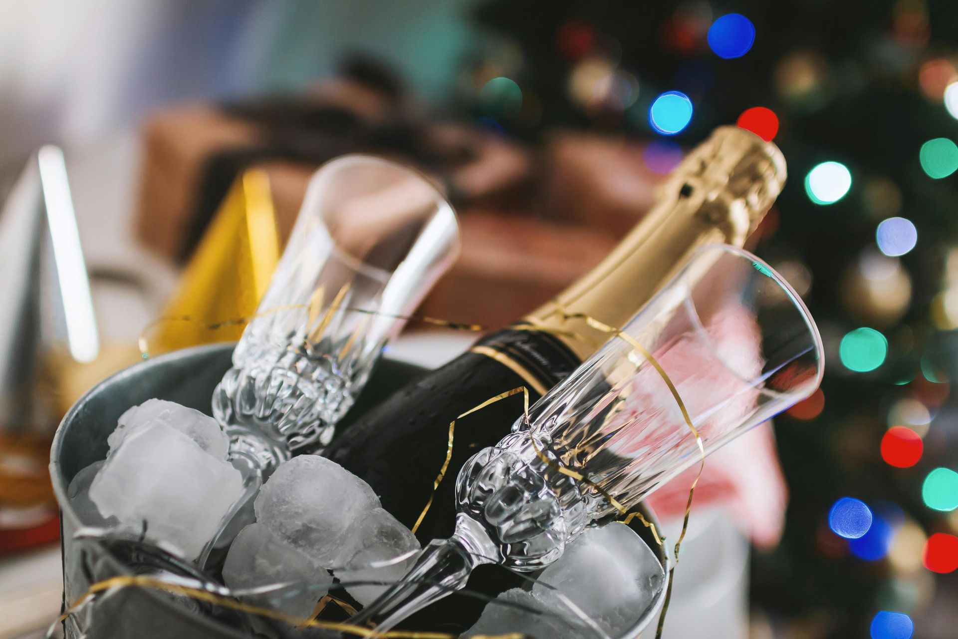Un verre de vin est posé sur une table.