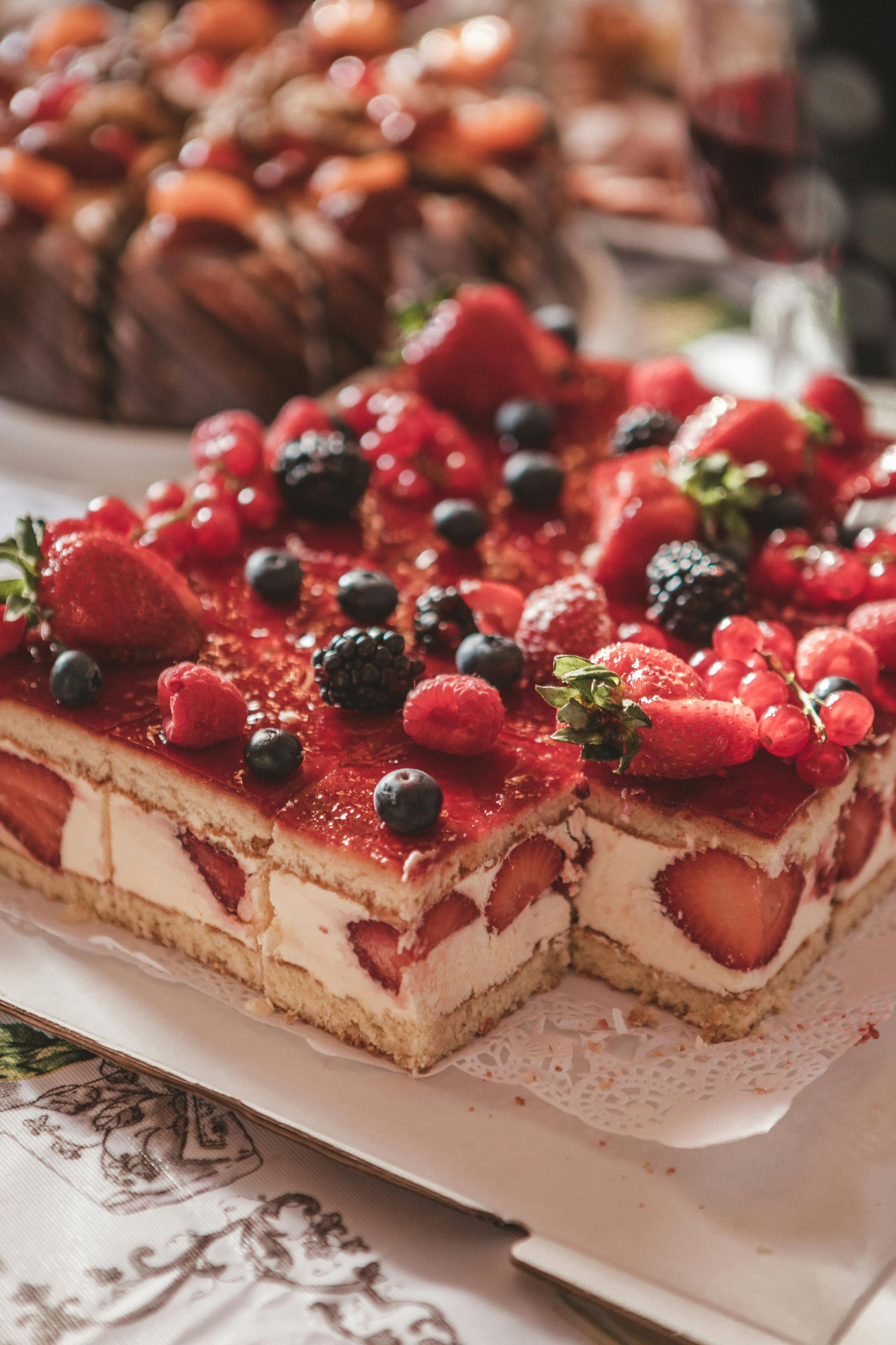 Un gâteau avec des fraises et des myrtilles dessus sur une table.