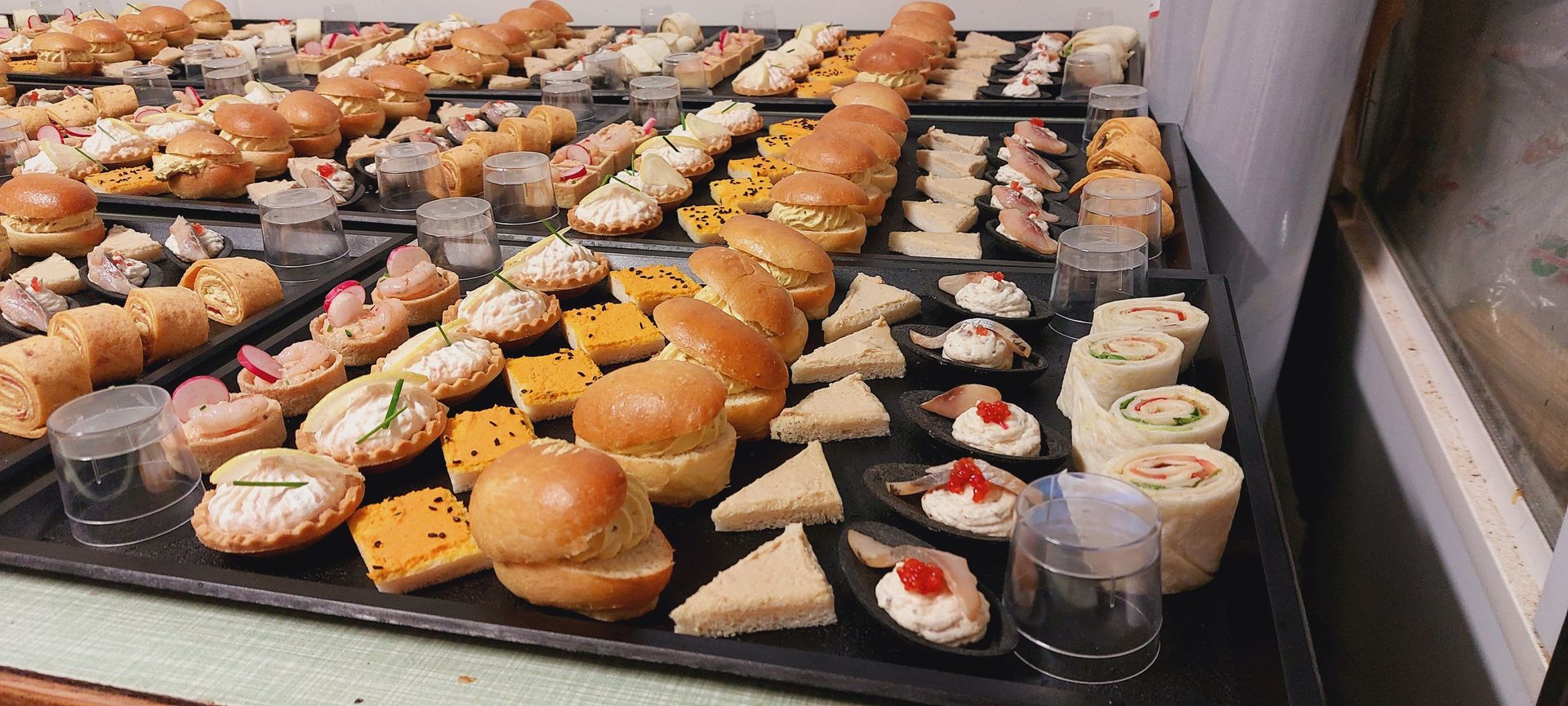 Il y a beaucoup de types d'aliments différents sur les plateaux.