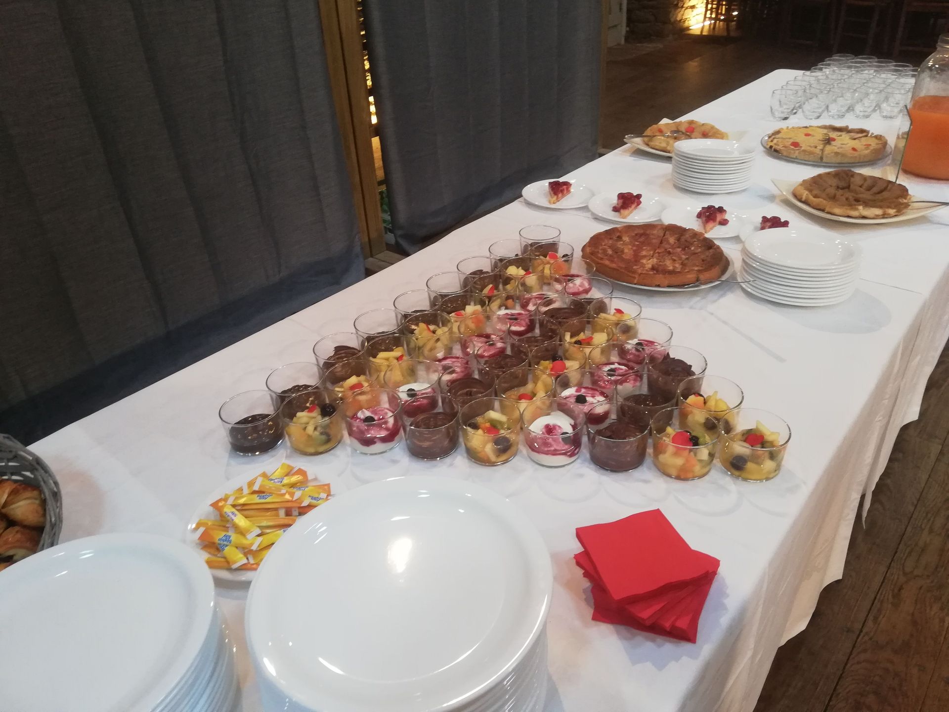 Une table de buffet avec une variété de desserts dessus