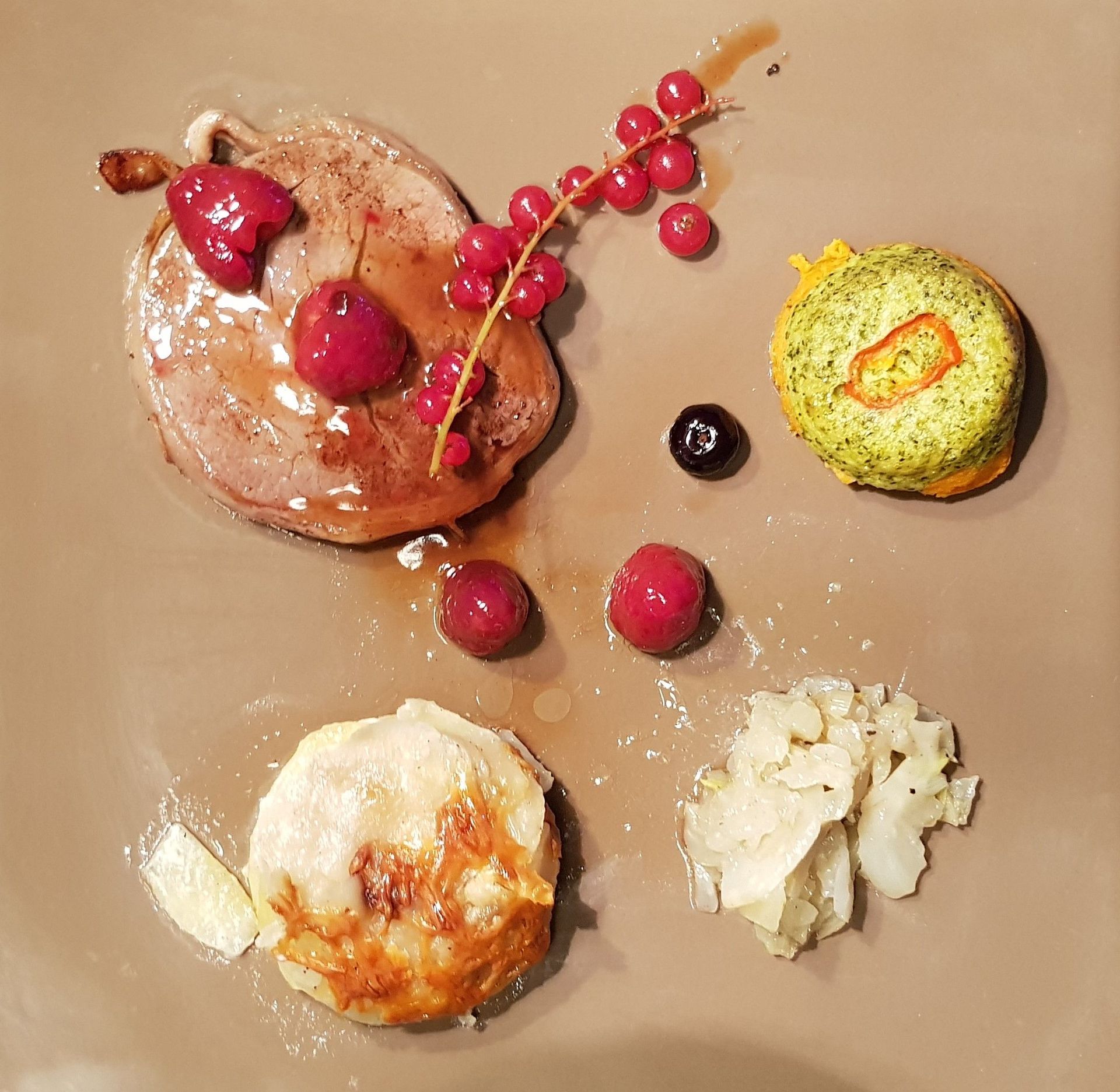 Un gros plan d'une assiette de nourriture avec des baies dessus