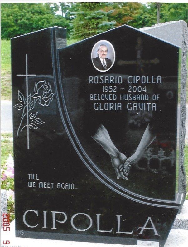 Pierre tombale en granit noir avec inscription pour Rosario Cipolla, comprenant une photo, un motif de mains jointes et une croix.
