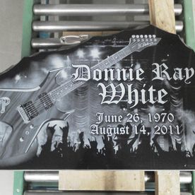 Pierre tombale avec gravure d'une guitare, « Donnie Ray White », datée 1970-2011.
