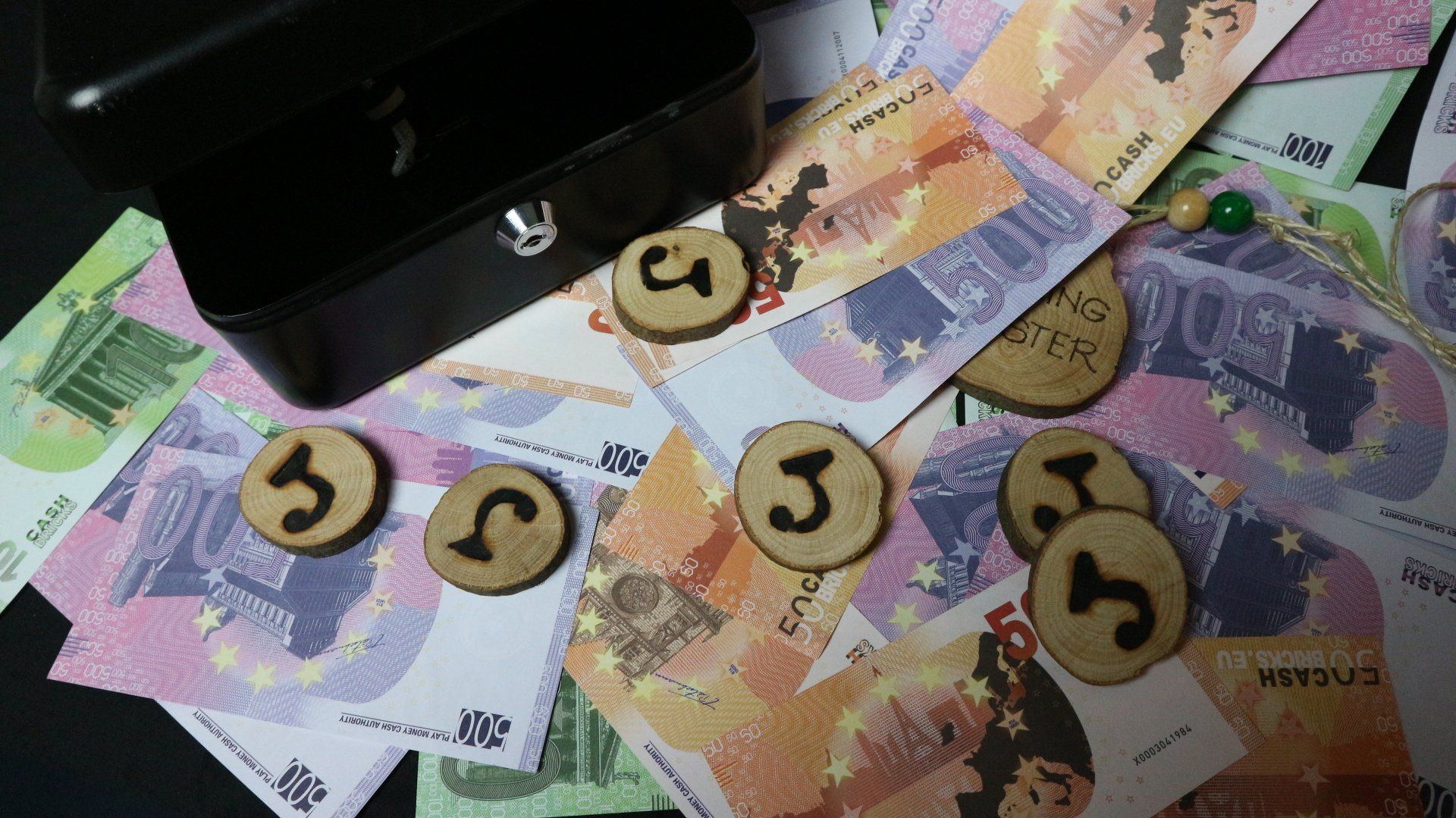 Een stapel geld en houten fiches met cijfers erop