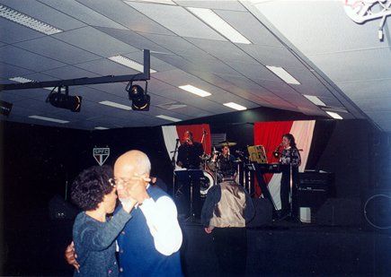 Tocamos em Eventos como Casamento, Aniversário, Festa de Empresas e etc. Com Repertório Personalizado.