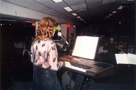 Tocamos em Eventos como Casamento, Aniversário, Festa de Empresas e etc. Com Repertório Personalizado.