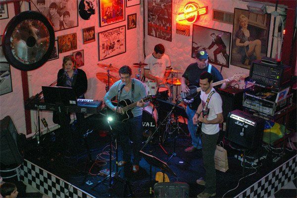 Tocamos em Eventos como Casamento, Aniversário, Festa de Empresas e etc. Com Repertório Personalizado.