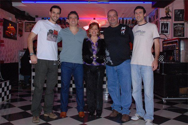 Tocamos em Eventos como Casamento, Aniversário, Festa de Empresas e etc. Com Repertório Personalizado.