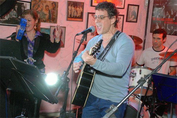 Tocamos em Eventos como Casamento, Aniversário, Festa de Empresas e etc. Com Repertório Personalizado.