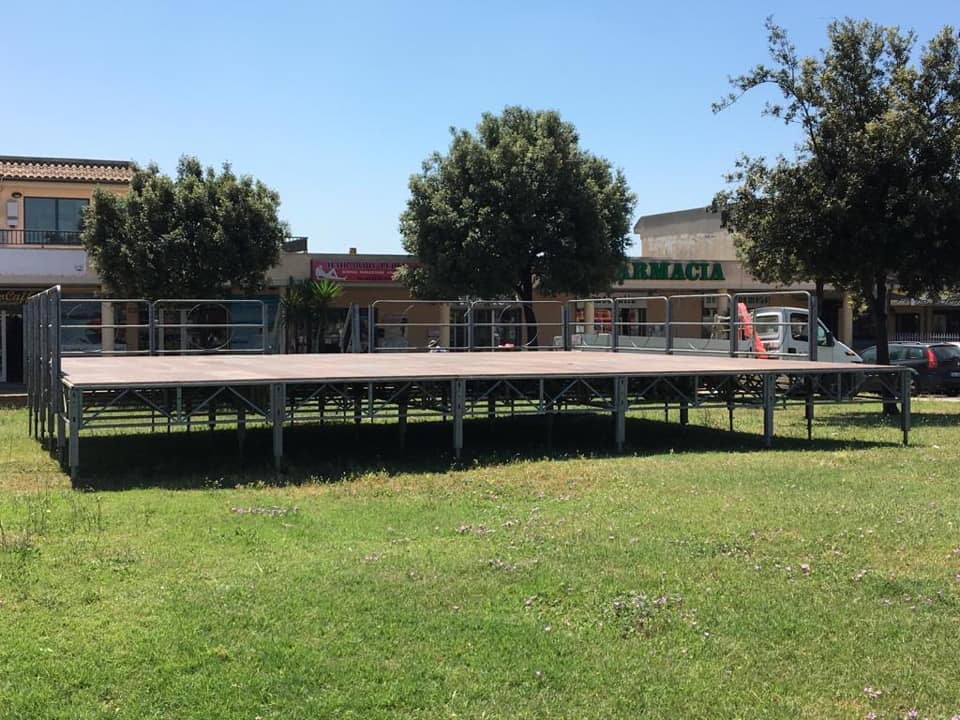 allestimento palco su un prato