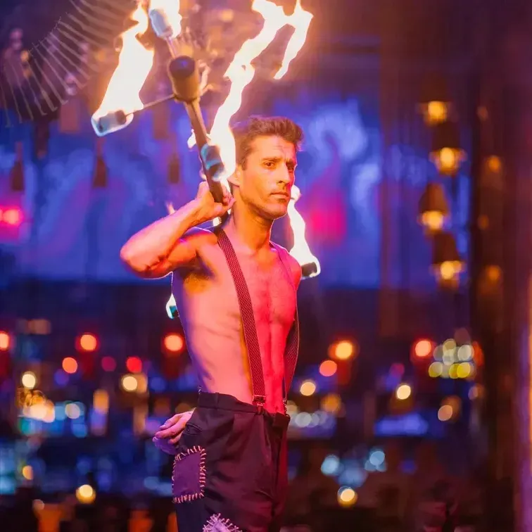 Espetáculo de fogo Espalha Brasas
A foto foi tirada no Buddha-Bar em Marraquexe.
Polytricks Productions