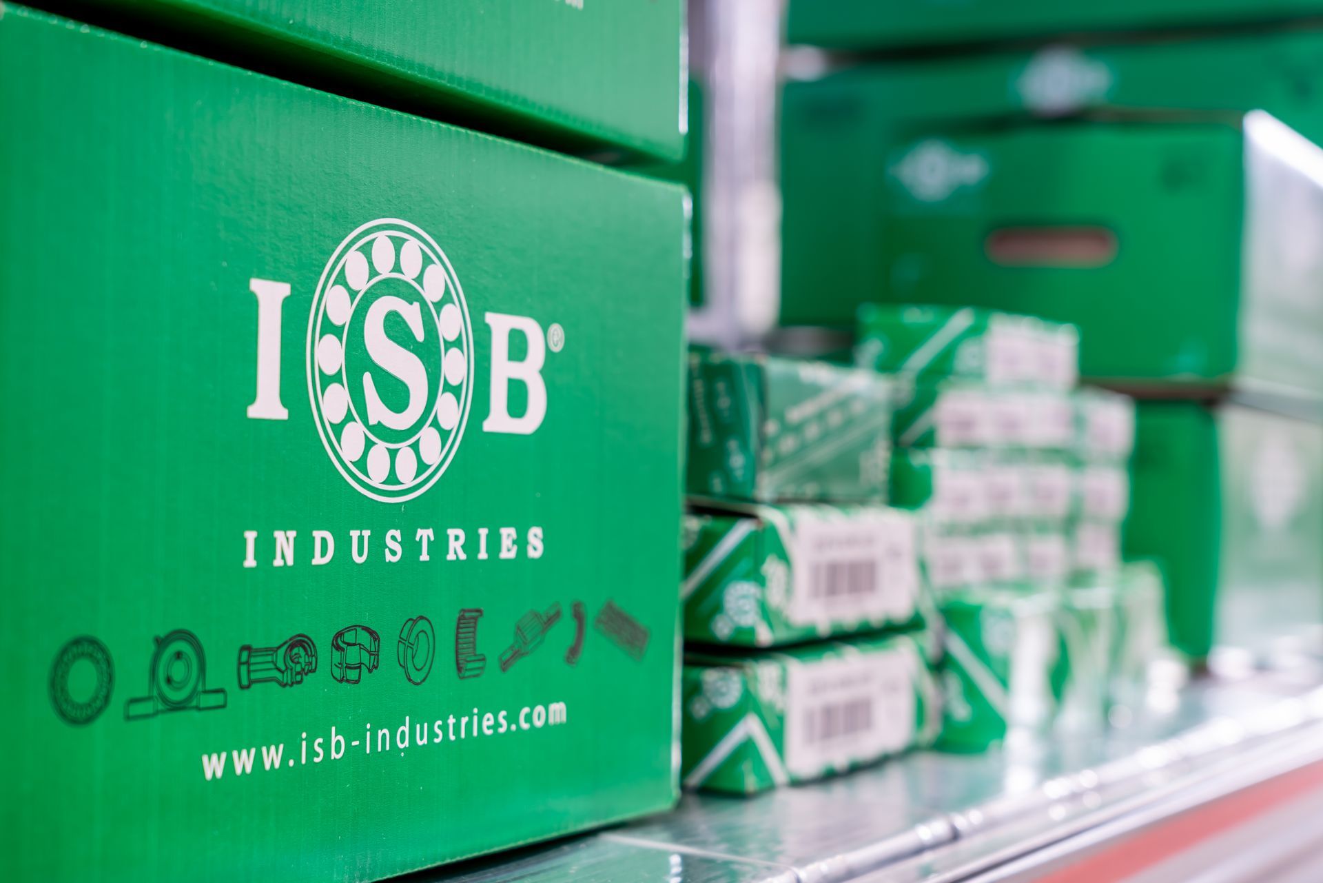 Scatole verdi impilate con il logo 