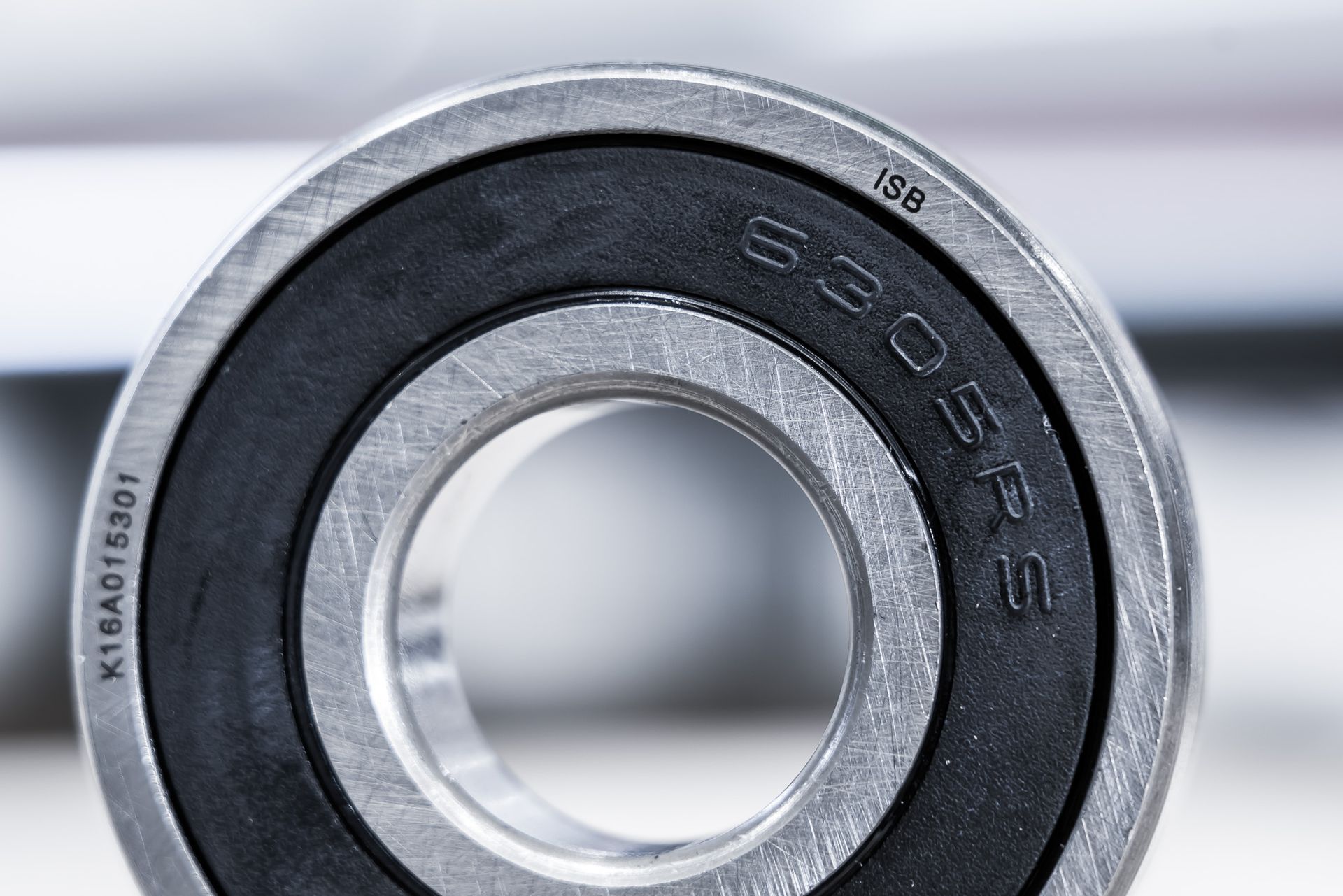 Primo piano di un cuscinetto a sfere con stampato il numero 6303RS.