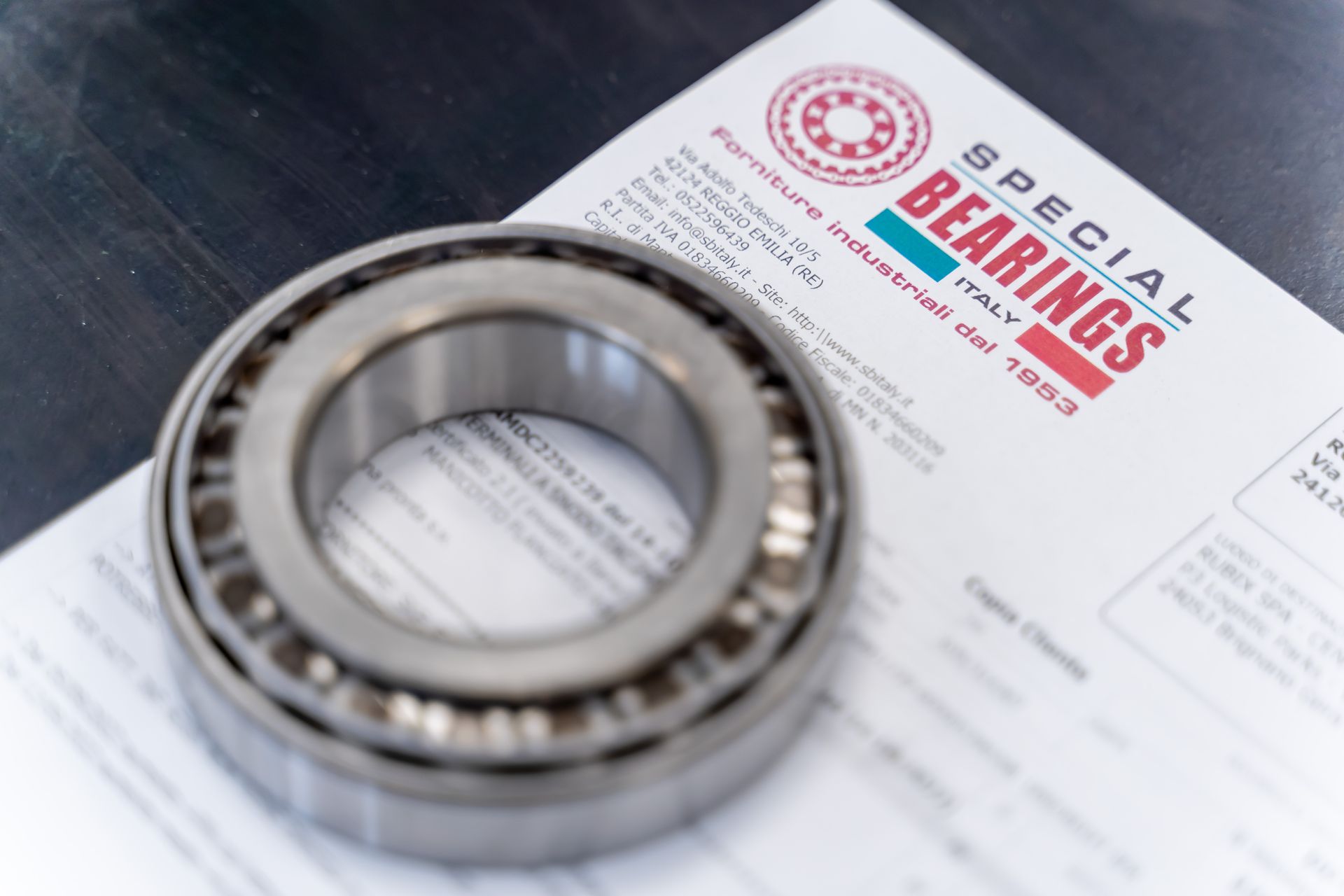 Cuscinetto su un documento etichettato