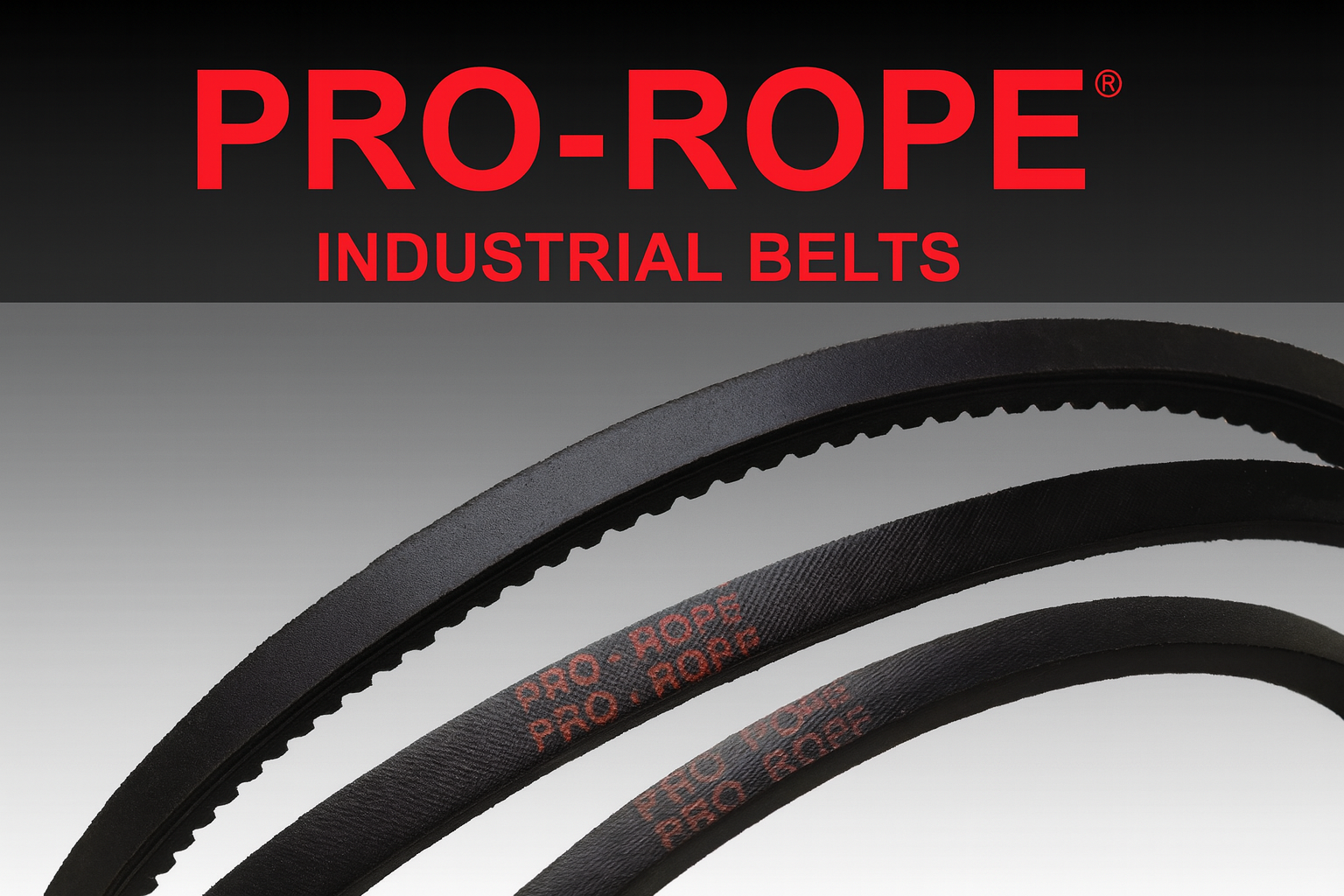 Cinghie industriali PRO-ROPE; cinghie in gomma nera con superfici nervate e testurizzate, su sfondo grigio sfumato.