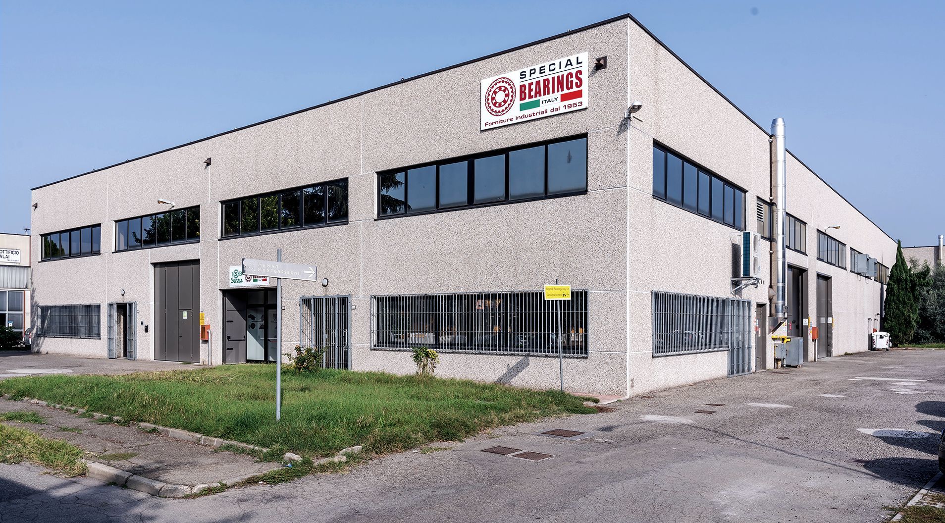 Edificio industriale sede di Special Bearings con logo rosso e bianco, dotato di finestre, una porta