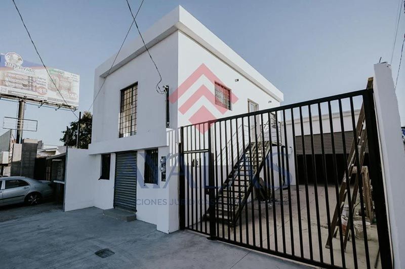 Renta de local comercial con almacén sobre Lázaro Cárdenas frente al frutal