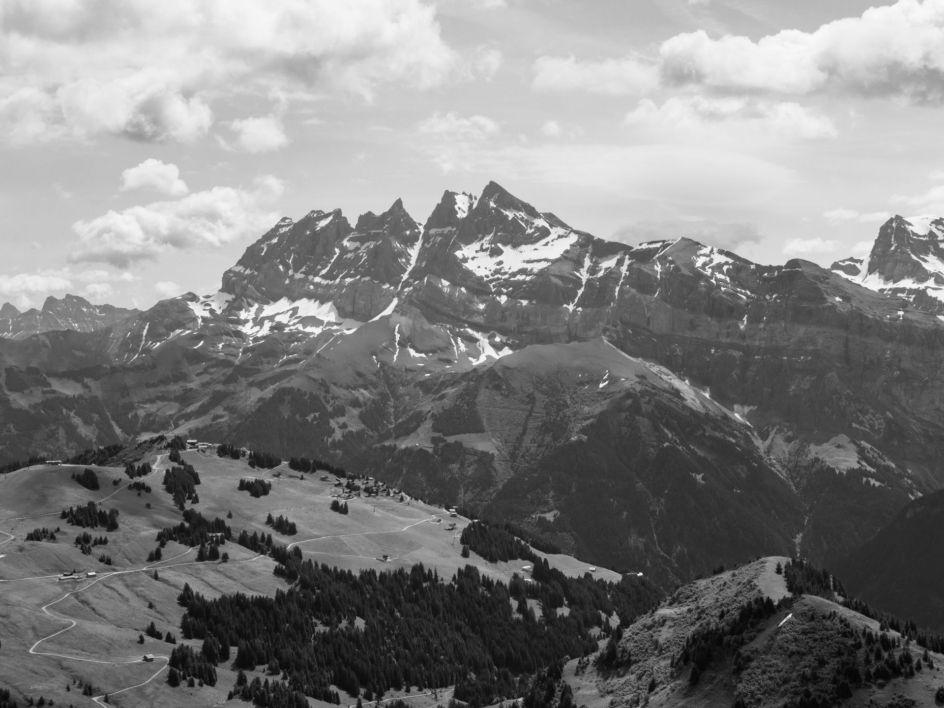 Une photo en noir et blanc d'une chaîne de montagnes