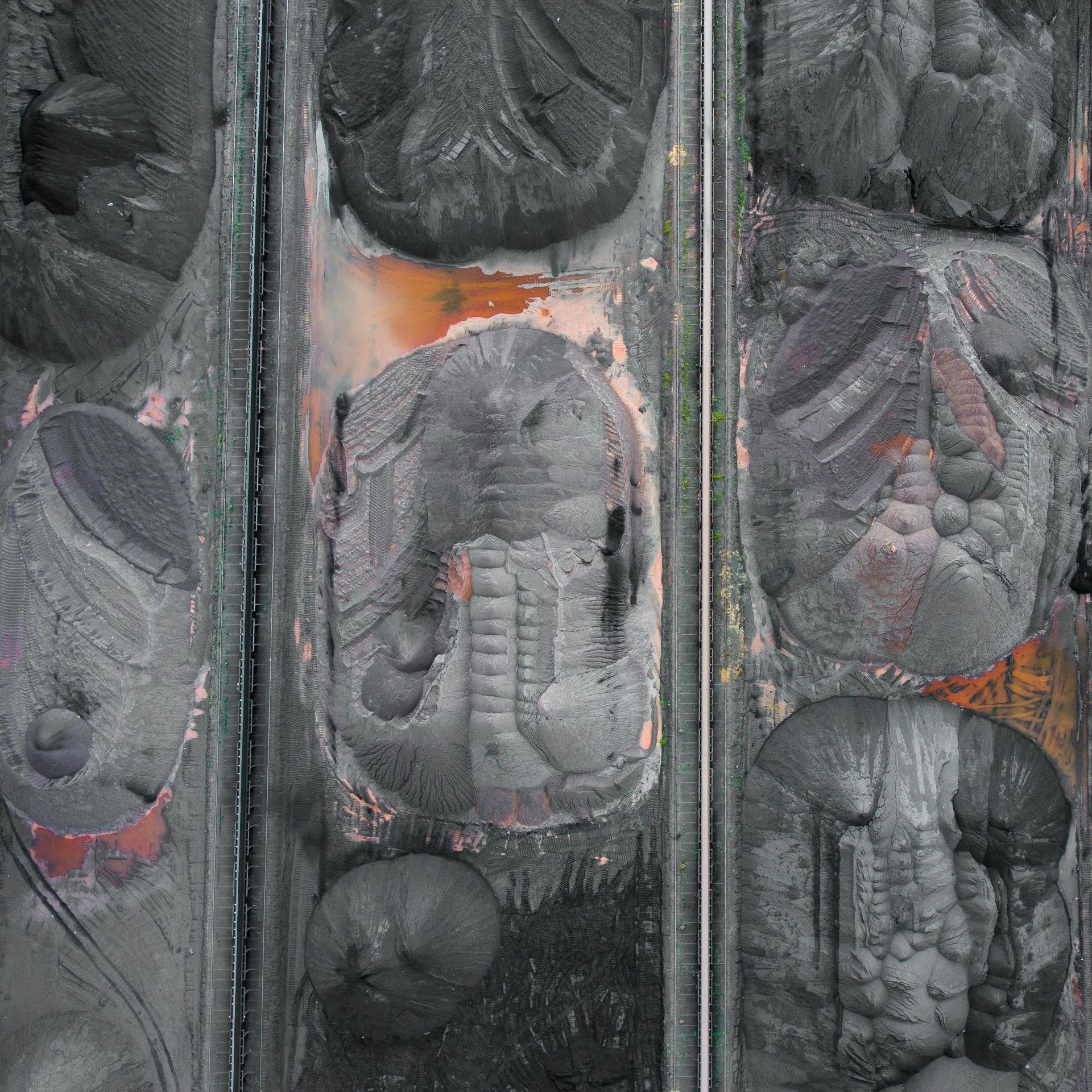 Gros plan d'une sculpture d'un visage en charbon de bois