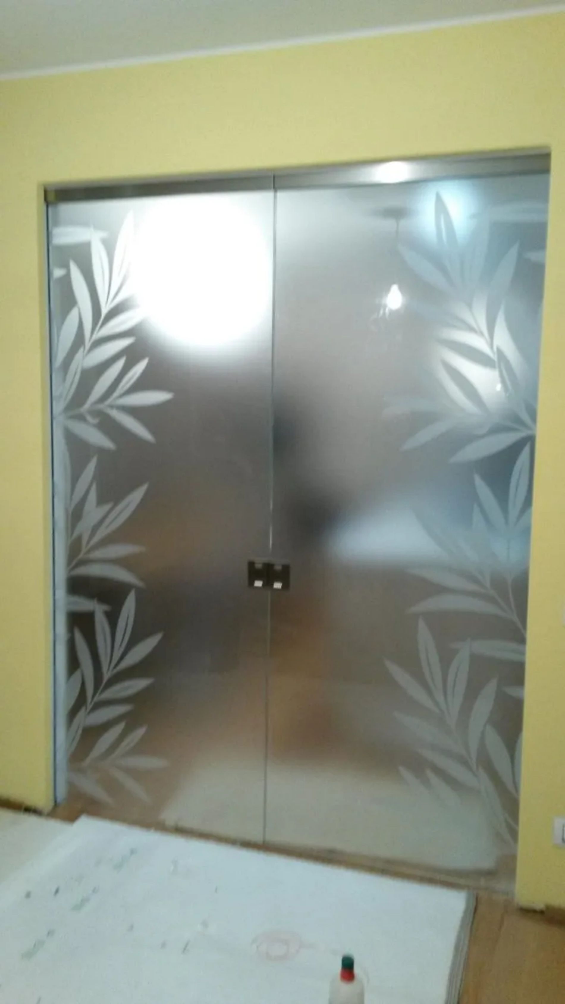 decorazioni su porta di metallo